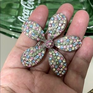 🖤VTG💕Crystal FLOWER 🌸 brooch